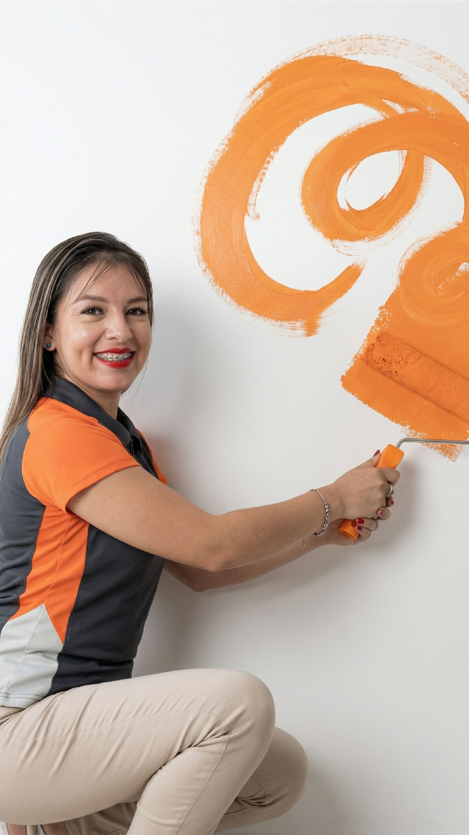 Mujer del equipo Coraza pintando pared, hazlo tú mismo