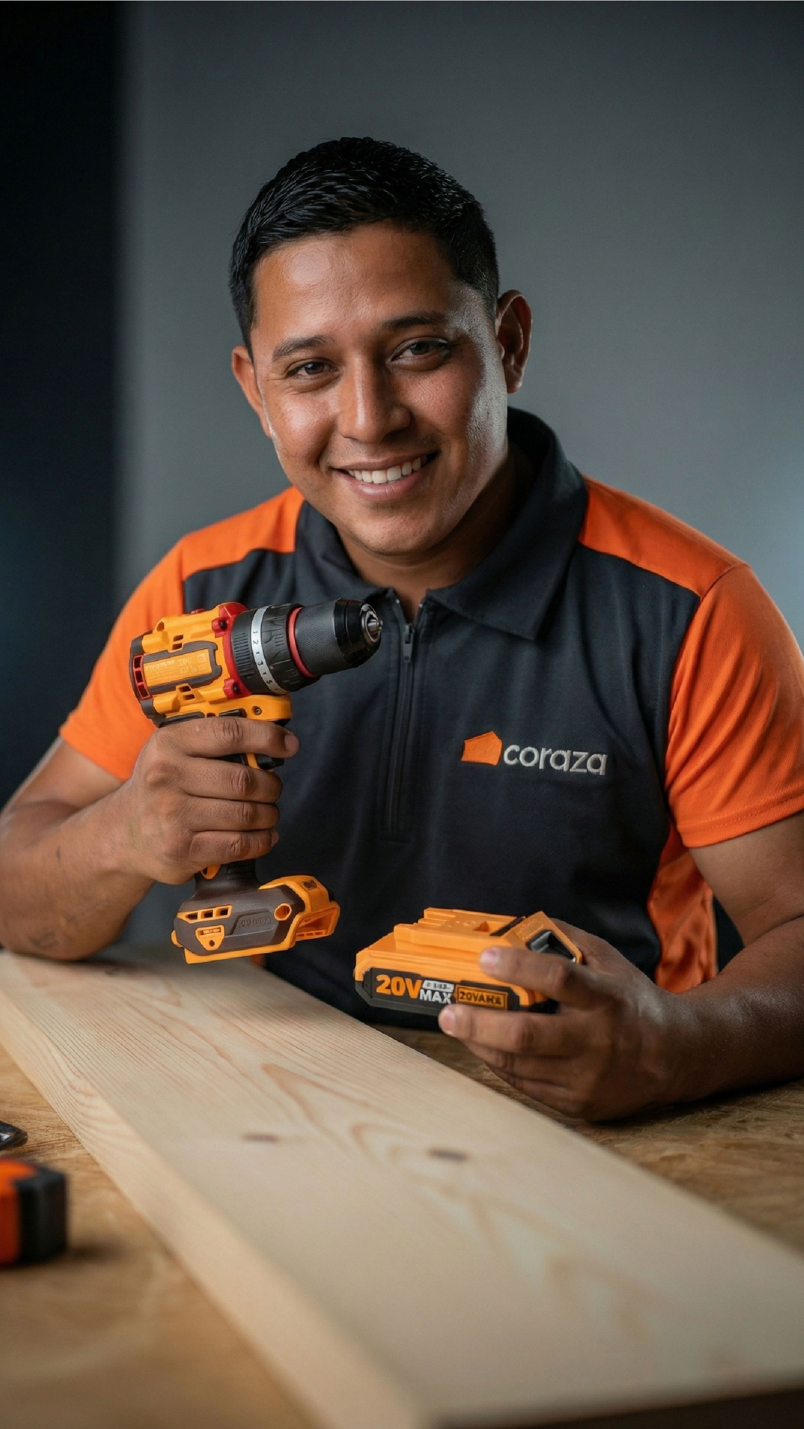 Hombre sonriendo con taladro y baterías Coraza