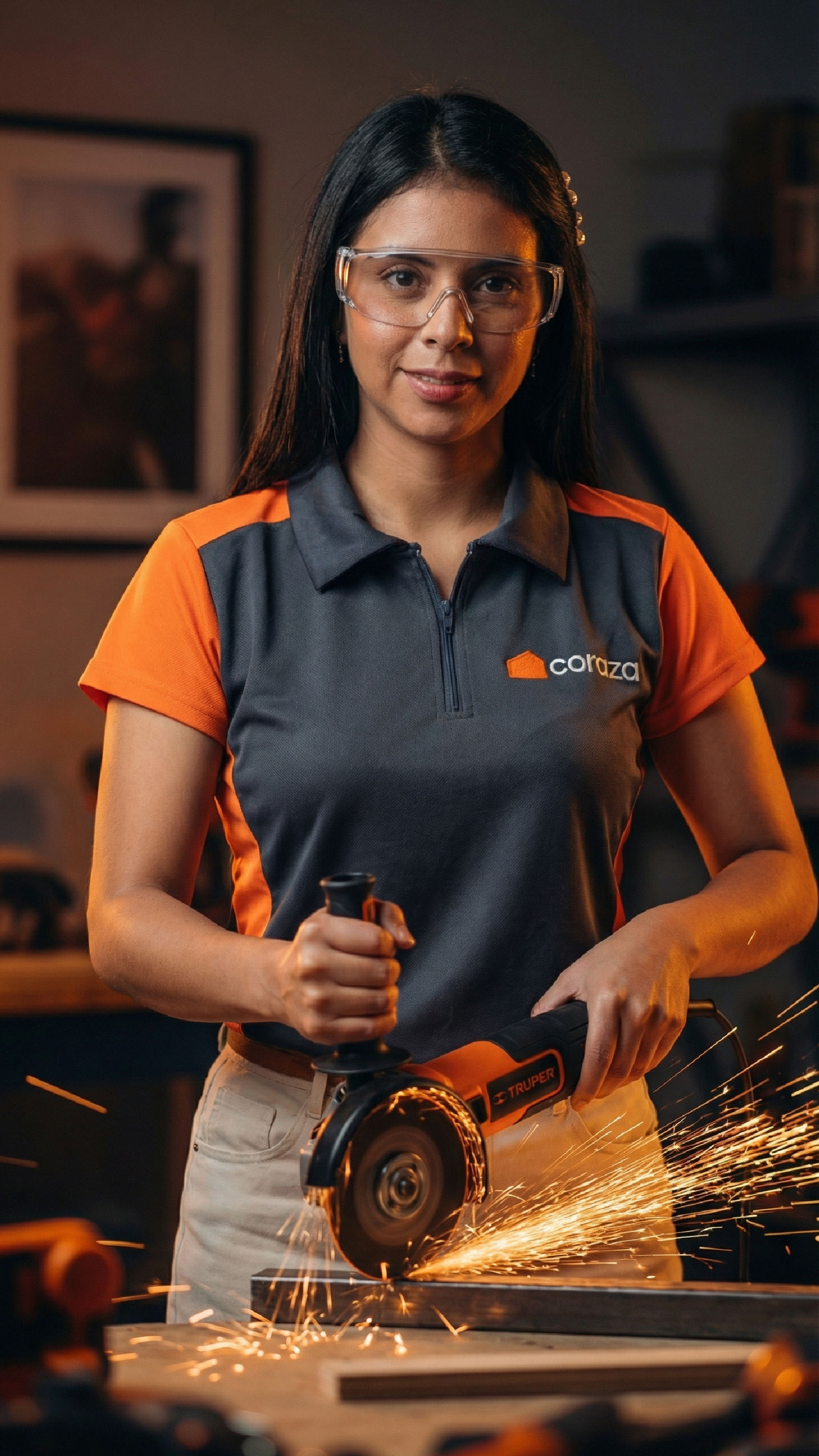 Mujer con amoladora en taller, chispas