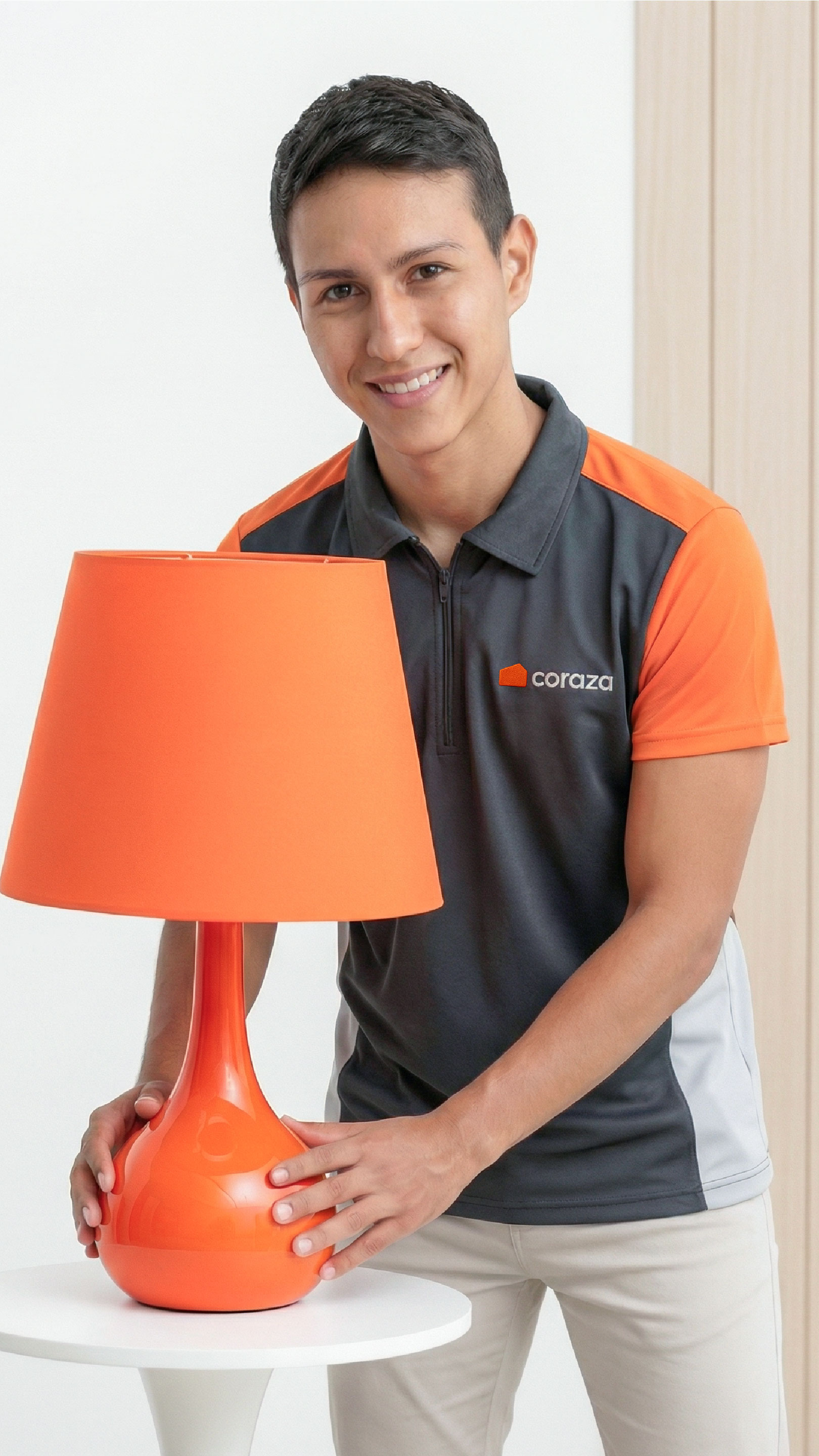 Joven sosteniendo lámpara de mesa naranja